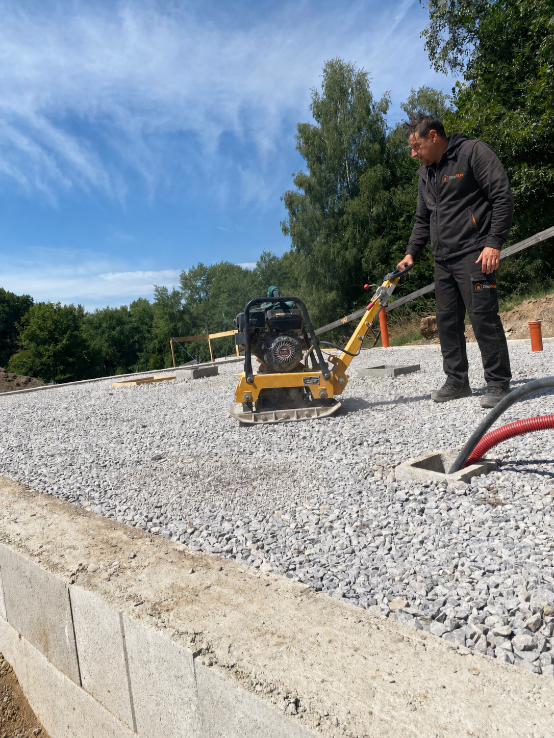 Člen tímu DlapStav pri hutnení podkladu na stavbe