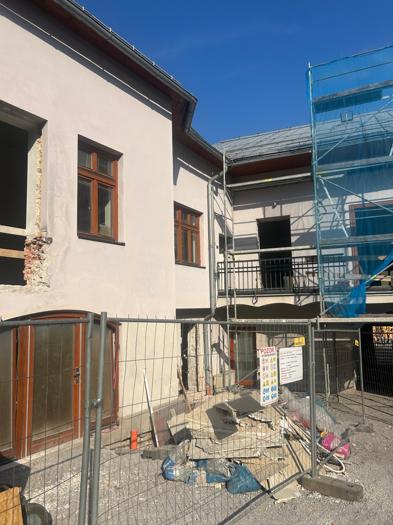 Exteriér — lešenie, dvor, strecha — fotka 1