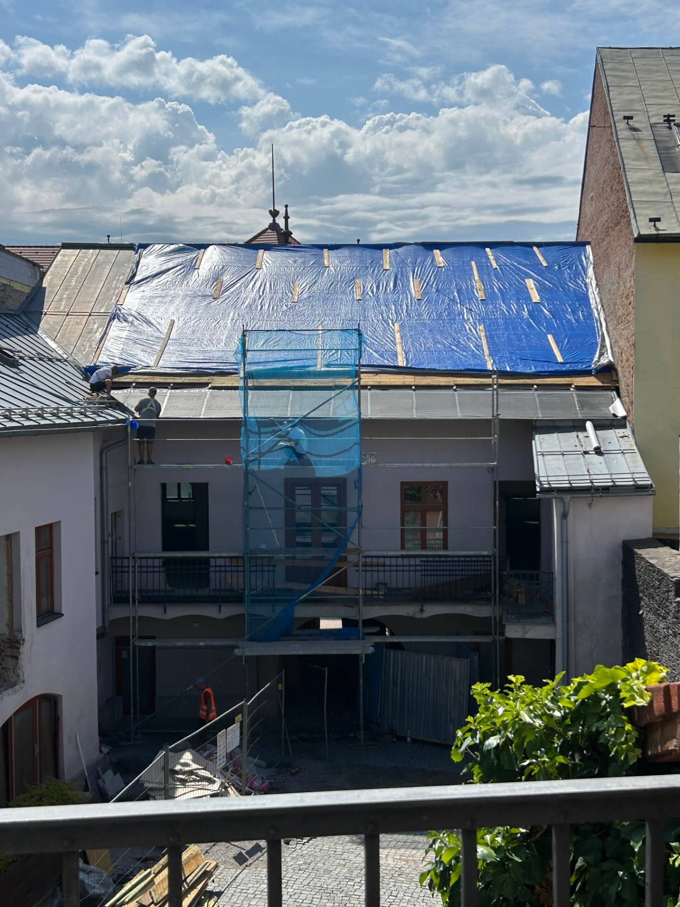 Exteriér — lešenie, dvor, strecha — fotka 4