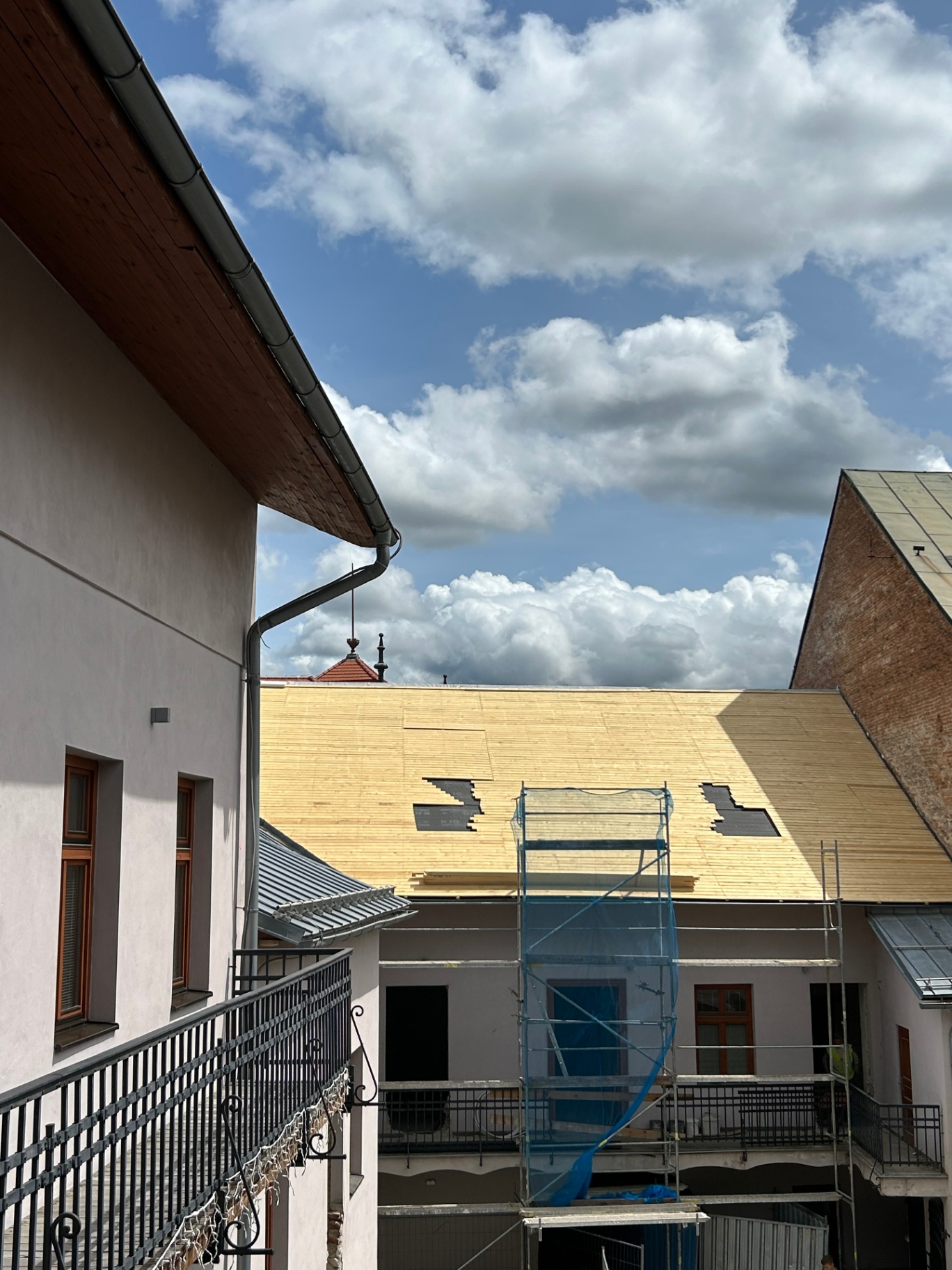 Exteriér — lešenie, dvor, strecha — fotka 6