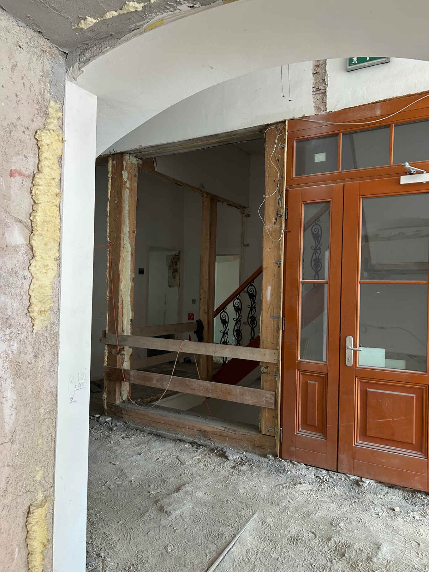 Interiér — búracie práce, schodisko, krov, ostenia a rozvody — fotka 2