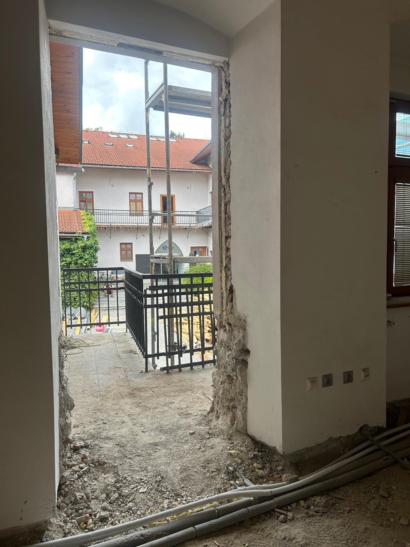 Interiér — búracie práce, schodisko, krov, ostenia a rozvody — fotka 6