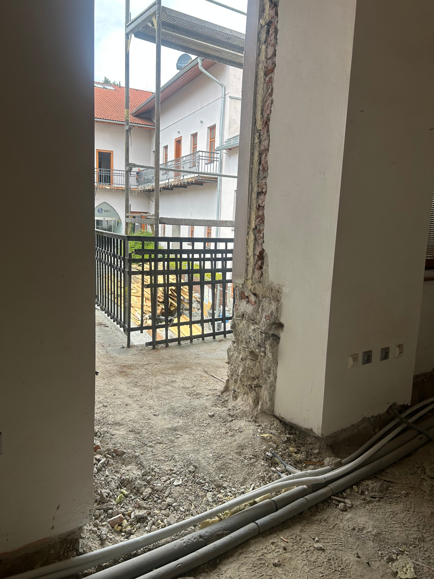 Interiér — búracie práce, schodisko, krov, ostenia a rozvody — fotka 7